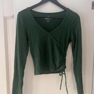 cas söt hollister topp - otroligt fin grön färg, använd få gånger!