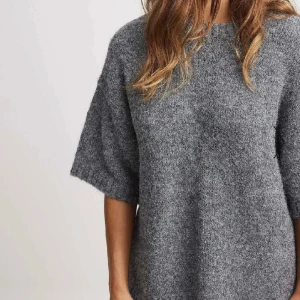 Stickad tröja  - Så fin stickad t-shirt som är lite oversize i storleken så skulle säga att den passar även xs, s och m!🥰🥰