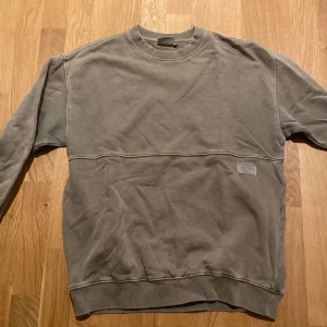 Yoke sweatshirt - Tröja från Yoke i bra skick utan defekter som ej används mer, hör av er för frågor!