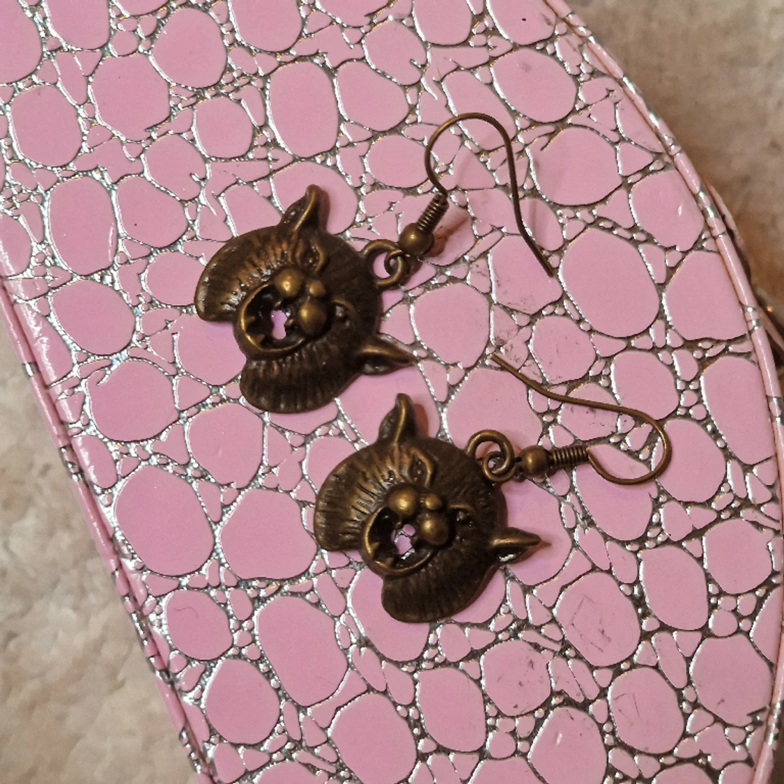 Örhängen från Pill & Punch med katter - 90