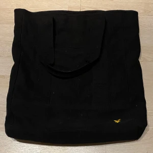 Lyle & Scott vintage väska - En fin och hållbar tygvecken från Lyle & Scott. Rymlig och smidig att bära.  Kolla gärna in mina andra annonser🤩  Fraktas inom 48h📦📩