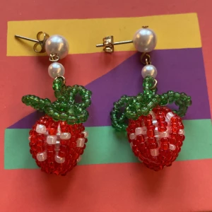 Fantasy Gjordgubbs örhängen - Den här örhängena säljer jag för att jag aldrig har använt dem och är inte min still. Dem är så gulliga. Det påminner om en fantasy world!