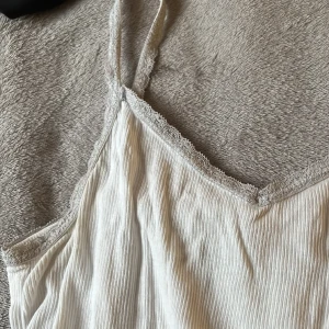 Fint spets Linne - Fint spetts linne! Jätte najs att ha på sommaren Och bara chilla i hemma ! Den är i barn storlek men sitter som en xs!