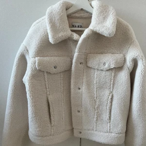 Teddyjacka🐻 - Mysig teddyjacka från NAKD, endast använd enstaka gång då jag känner att jag inte passar i den. Strl 36 men passar även 32,34. Mer vit än vad bilderna visar 