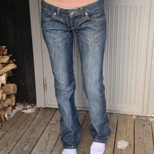 Lågmidjade jeans i storlek 27/32, midjemåttet är 37cm och innerbenslängden 79cm💗