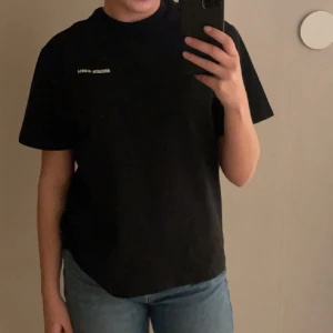 Arigato T-shirt  - Svart arigato T-shirt. Helt oanvänd. Prislapp kvar🤍