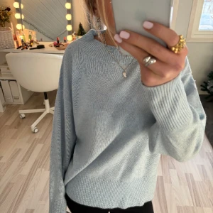 Ljusblå kashmirtröja  - Supergullig blå kashmirtröja ifrån Treasure Atelier med slits på sidorna! Tröjan är i storlek xs men sitter som s💗
