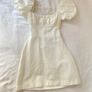 Zara klänning - Säljer min jättefina klänning från zara. Den är i fint skick och passar perfekt till skolavslutning och student. Hör gärna av dig om du har några frågor!💘                            