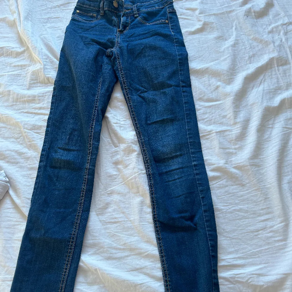 Sköna jeans som är för små för mig, knappast använda. Skriv för mer bilder. Jeans & Byxor.