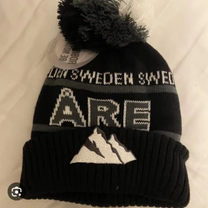 Åre mössa  - Köpt här på Plick säljer då jag inte fått användning för den!