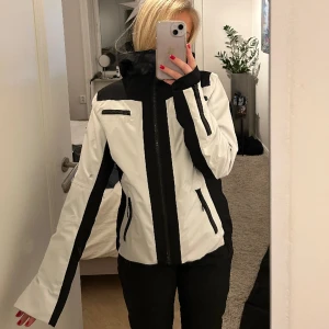 Skidjacka  - Skidjacka från Everest i väldig rena skick, endast använd i några dagar 