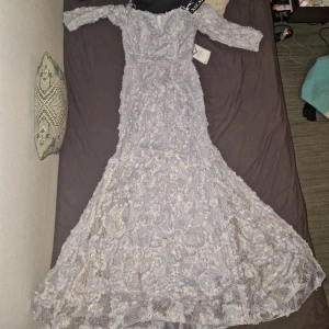 Amerikansk Ljusblå Balklänning - Köpt från Macy's i Houston, TX, förra året.  Säljs pga är för liten och kort för mig som bär storlek 40 och är 174cm. Längden kommer passa dig som är mellan 163-170  perfekt. Helt oanvänd och ny, taggen finns fortfarande på den.