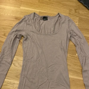 Beige långärmad tröja med slits i armen  - Tröja i bra skick och skönt material