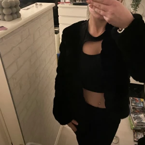 Kofta - En superfin mysig kofta/jacka som man kan knäppa med ett knäppe,den är använd varsamt och inga defekter 💕