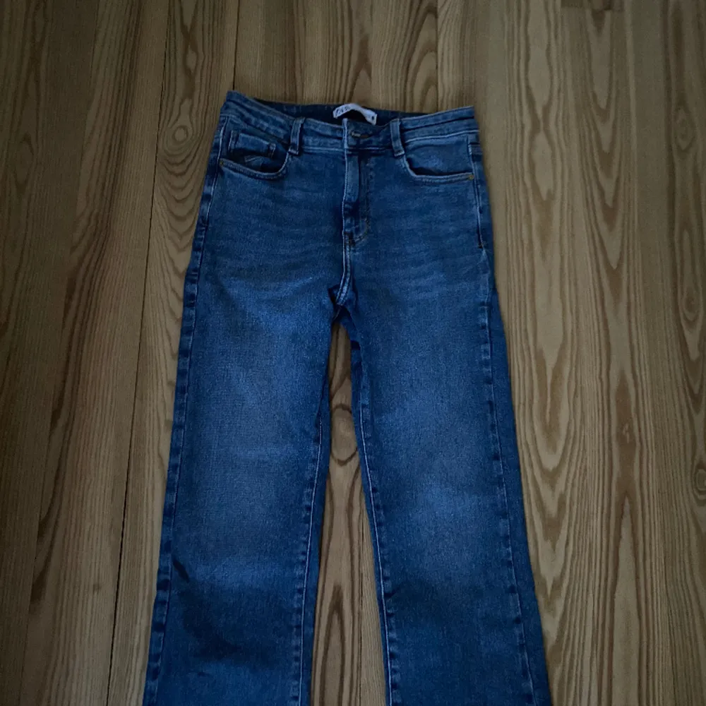 Mörkblå Zara Jeans, storlek 36. Syns knappt att dem är använda, jeansen har inga fläckar eller skavanker. . Jeans & Byxor.
