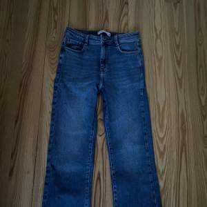 Mörkblå Zara Jeans, storlek 36. Syns knappt att dem är använda, jeansen har inga fläckar eller skavanker. 