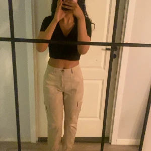 Beiga cargo byxor  - Beiga högmidjade cargo byxor, mer bilder skickas privat 