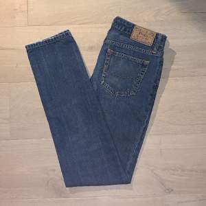 Snygga jeans från Ralph Lauren i toppskick, 9/10 | Storlek 28 | Modellen på bilden är 182 cm lång och väger ca 65 kg | Hör av dig vid intresse! 💫