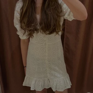 Vit klänning - Säljer min konfirmationsklänning💓 Endast använd en gång!💗