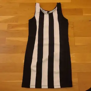 Fin klänning/linne från H&M i storlek XS (134/140). Köparen står för frakten💕