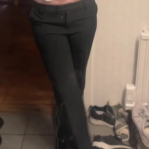 lågmidjade kostymbyxor  - Lågmidjade kostymbyxor från bikbok, strlk 40 men passar som en M 🩷 Aldrig använda!