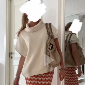 Söker - SÖKER!!! söker den här tröjan från nuin, om ni säljer eller vet någon som säljer så skriv gärna🥰