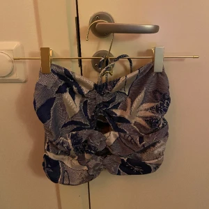 Bandeau topp - Söt topp från zara köpt förra sommaren men kommer inte till användning. ❤️har ett snöre som kan sättas runt halsen Storlek L men är inte så stor i storlek