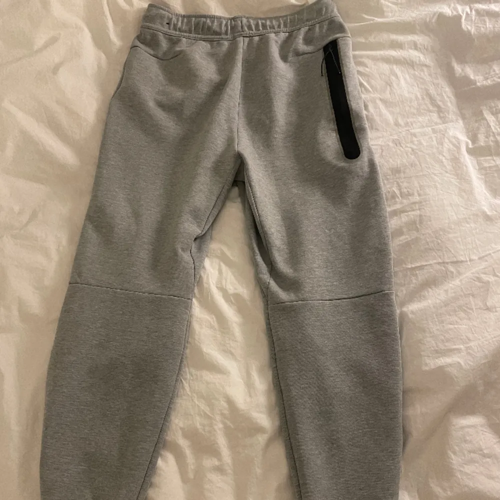 Denna snygga byxa är från märket Nike i storlek S. Underdelen passar perfekt med den matchande överdelen. Plagget är väldigt välskött men säljs då jag inte längre använder det.. Jeans & Byxor.