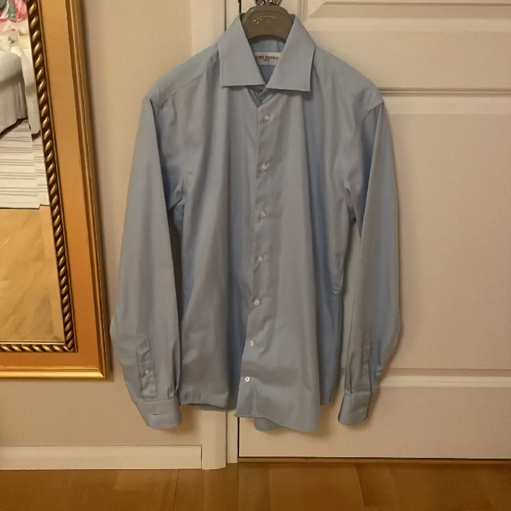 Väldigt fin ljusblå skjorta från John Henric som enbart är provad en gång . Skjortor.