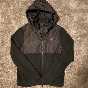 J Lindeberg cardigan  - Galet snygg J.Lindeberg cardigan i storlek L kan även passa M. Riktigt bra skick 8,5/10 och är 184 väger 74 på bilden. Hör jätte gärna av vid fler frågor😁