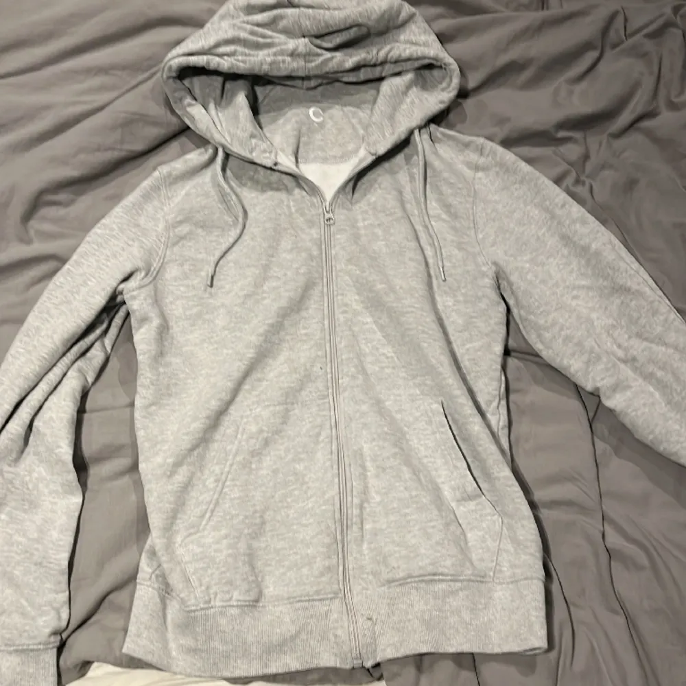 Vanlig grå zip hoodie klassiker, storlek S nyskick. Hoodies.