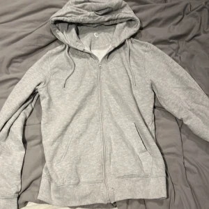 Grå zip hoodie - Vanlig grå zip hoodie klassiker, storlek S nyskick
