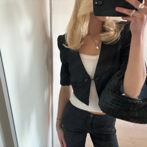 Bolero - Såå fin kavaj/ bolero som är lite glittrig💕