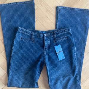 unika lågmidjade bootcut jeans med snygga detaljer!! använd gärna köp nu (små i storleken)
