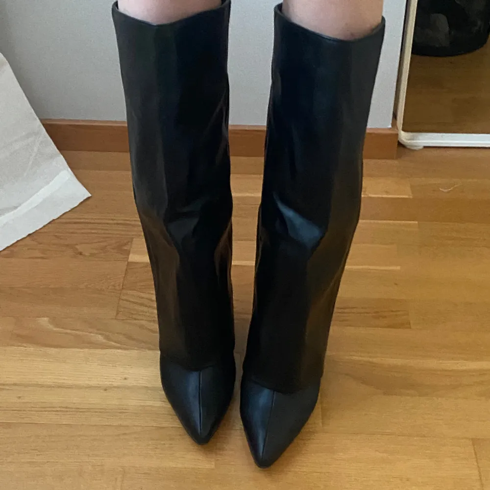 Så jäkla snygga fold over boots från Public desire!😍jag har endast provat de! Storlek 8 men jag har 40-41 och de passar mig! (Lånad första bild). Skor.