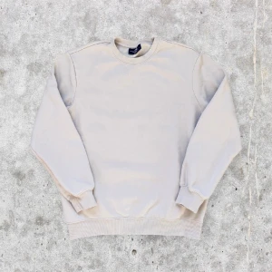 Beige Sweater Oversized - En fin tröja i ljusbeige färg från H&M. ”Relaxed fit” står det på lappen. I fint skick. För fler bilder eller mått kontakta mig 💫