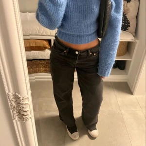 Low waist straight jeans - *första bilden är lånad*Har bara använt 2 gånger💞dom är i storlek 32 från gina. Dom är i bra skick då dom knappt har används💛