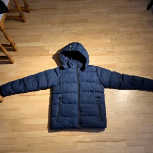 Mckinley dunjacka  - Dunjacka från McKinley, skick 8/10 andvänd fåtal gånger. Nypris 599