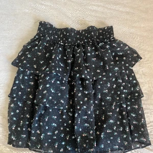 Mini kjol med blommor - Säljer denna jättegulliga mini kjol med blommor på. Bra skick och inga defekter. Jätteskönt och luftigt material perfekt till sommaren! 😊❤️