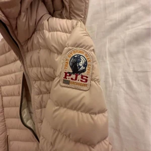 Parajumpers - Säljer min äkta parajumpers pågrund av har växt ut den  används få gånger är som helt ny i skick köpte för 3500 sänker ner priset 1500 hör gärna av er om ni är intresserade:)