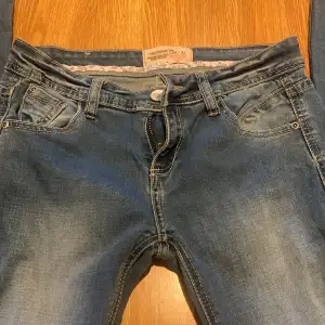 Lågmidjade jeans från vintage treasure❤️midjemått:38cm rakt över… innerbenslängd:77cm Såååå fina❤️