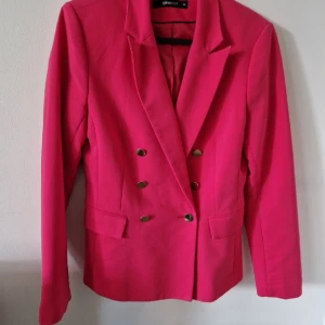 Ny kavaj blazer rosa cerise gina guld - Superfin cerise kavaj med guldknappar från Gina.  Strl 36. Fynd! 