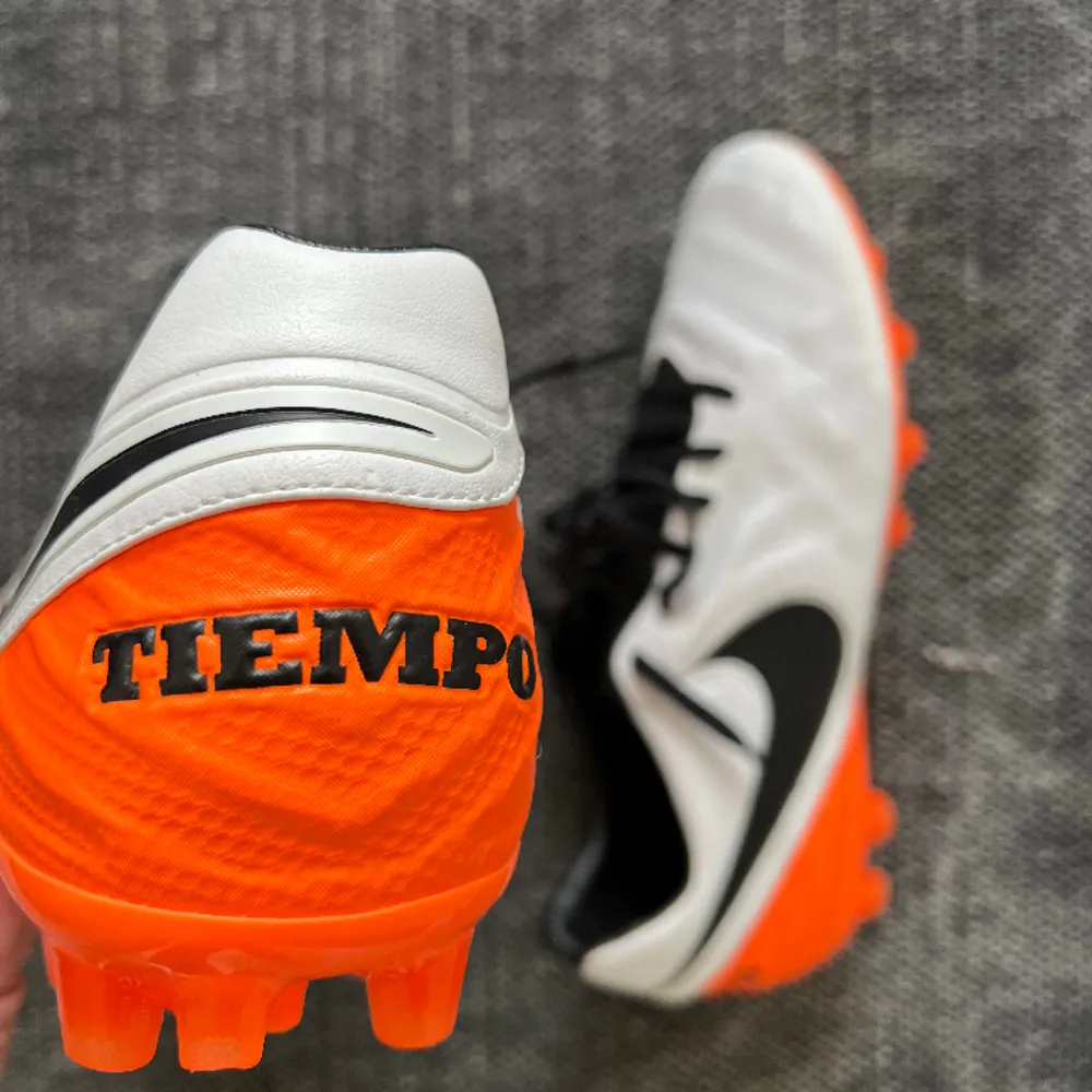 Nike Tiempo fotbollsskor oanvända  Skick 10/10 Liten i storleken. Skor.