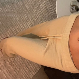 Stickade byxor - Säljer dessa stickade byxor som är köpta här från Plick. Aldrig andvvända av mig och i nyskick🤍  Färgen är beigegul☺️