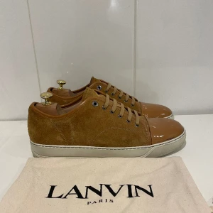 Lanvin skor  - Hej! Säljer nu dessa superfina lanvin skor. Skorna är i superfint skick 9/10 (se bild 3) med skorna medföljer dustbag! Fri frakt i 7 dagar!