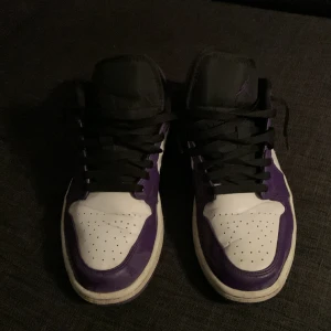 Nike Jordan 1 Low court purple - Säljer dessa skor då dom är förstora och bara sitter i garderoben. Den ända defekten på skorna är att dom är cresade och att sulan är lite smutsig men det går att tvätta med rätt utröstning  Pris kan diskuteras 