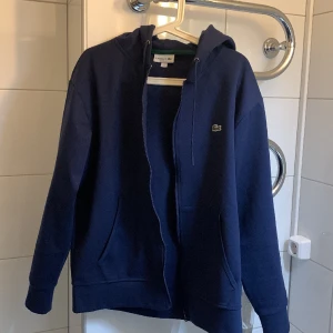 Lacoste tröja  - en fin lacoste tröja i storlek L passar även M, tröjan är helt ny då den bara har använts ett fåtal gånger