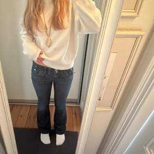 Så fin vit stickad tröja från Zara❤️ sparsamt använd men är lite nopprig kan skicka fler bilder om de önskas, skriv om du vill köpa!