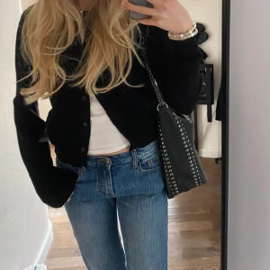 Skol väska - Fin väska som är lagom stor för att få plats med skolmaterial. Den är lite sönder vid dragkedjan men den funkar ändå.💕