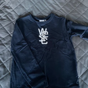 Sweatshirt WEZC - En sweatshirt i märket wezc i strl 170